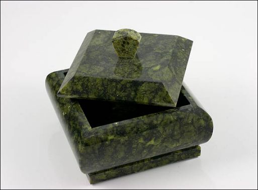 Шкатулка из змеевика короб с ручкой./Самоцветы мира/