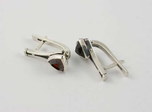 Серебряные серьги с гранатом 19307 купить в магазине Самоцветы мира