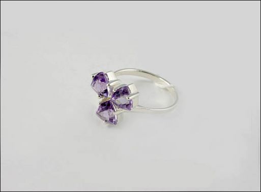 Серебряное кольцо с аметистом 20931 купить в магазине Самоцветы мира