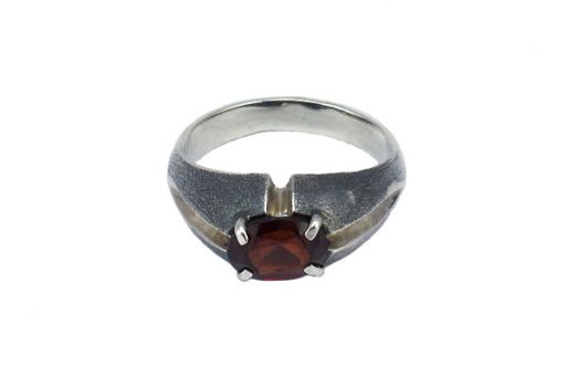 Серебряное кольцо с гранатом 2350 купить в магазине Самоцветы мира