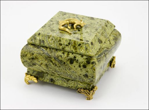 Шкатулку из змеевика 27005 купить в магазине Самоцветы мира