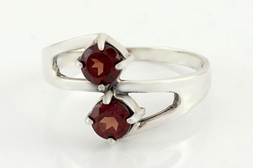 Серебряное кольцо с гранатом 19254 купить в магазине Самоцветы мира