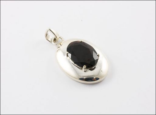 Серебряный кулон гранат 29703 купить в магазине Самоцветы мира