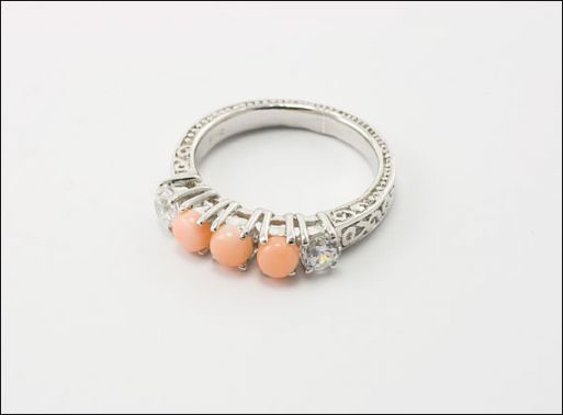 Серебряное кольцо с кораллом и фианитами 29858 купить в магазине Самоцветы мира