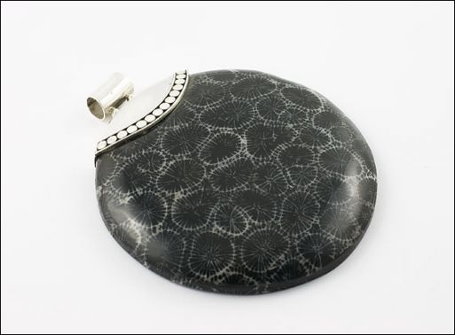 Серебряный кулон с кораллом 30149 купить в магазине Самоцветы мира