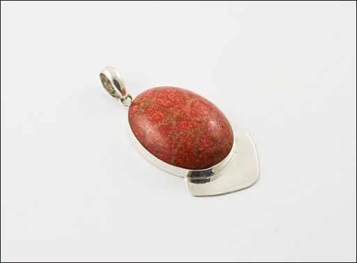 Серебряный кулон с красным кораллом 30163 купить в магазине Самоцветы мира