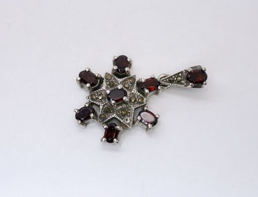 Серебряный кулон с гранатом 41833 купить в магазине Самоцветы мира