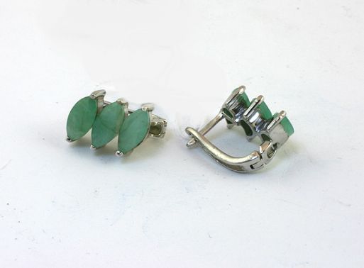 Серебряные серьги с изумрудом 43579 купить в магазине Самоцветы мира