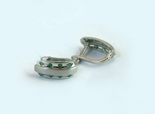 Серебряные серьги с изумрудом 43847 купить в магазине Самоцветы мира