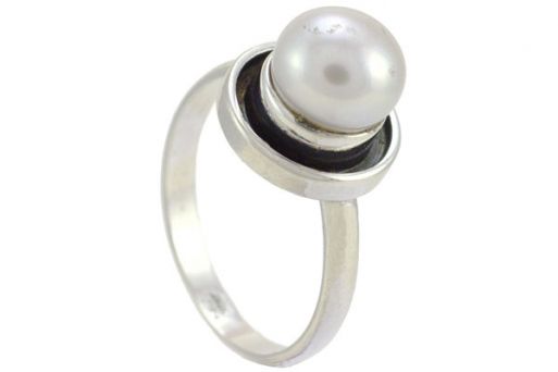 Кольцо из серебра 925 пробы с жемчугом.