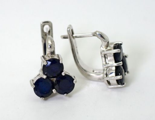 Серебряные серьги с сапфиром 45083 купить в магазине Самоцветы мира