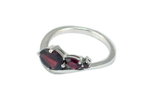 Серебряное кольцо с гранатом 45188 купить в магазине Самоцветы мира