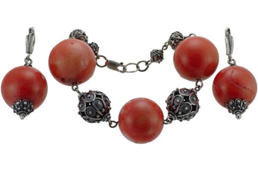 Комплект из серебра 925 пробы с кораллом.