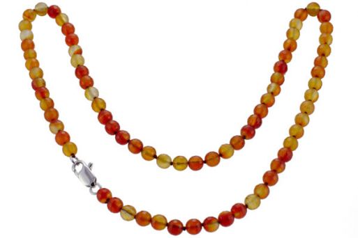 Сердоликовые бусы из граненых камней.