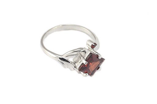 Серебряное кольцо с гранатом 52449 купить в магазине Самоцветы мира