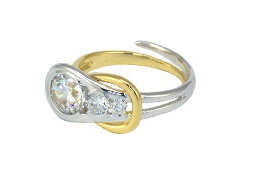 Кольцо из серебра 925 пробы с цирконом.