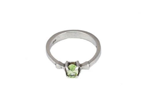 Кольцо из серебра 925 пробы с хризолитом.