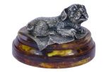 Фигурка из серебра на янтаре Мопс. Вес 217 гр.