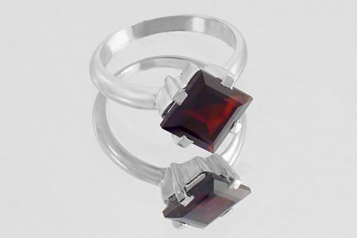 Серебряное кольцо с гранатом 59711 купить в магазине Самоцветы мира