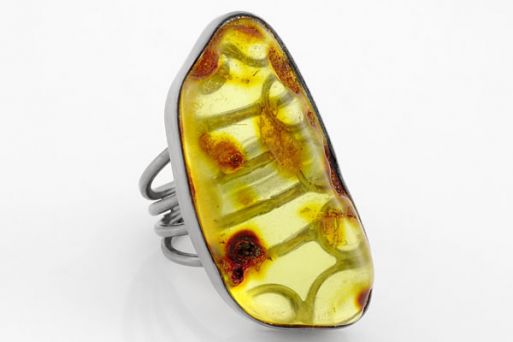Серебряное кольцо с янтарём 63640 купить в магазине Самоцветы мира