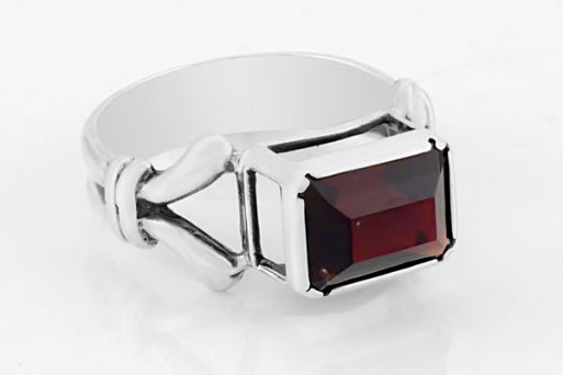 Серебряное кольцо с гранатом 64734 купить в магазине Самоцветы мира
